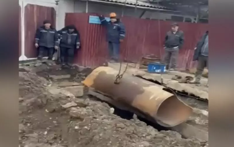 «Дом может рухнуть»: жители Алматы пережили потоп из кипятка