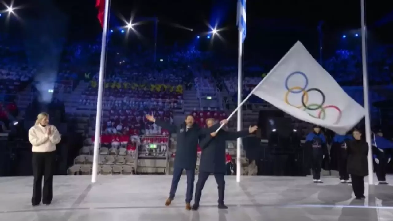 Олимпийский флаг передан Франции