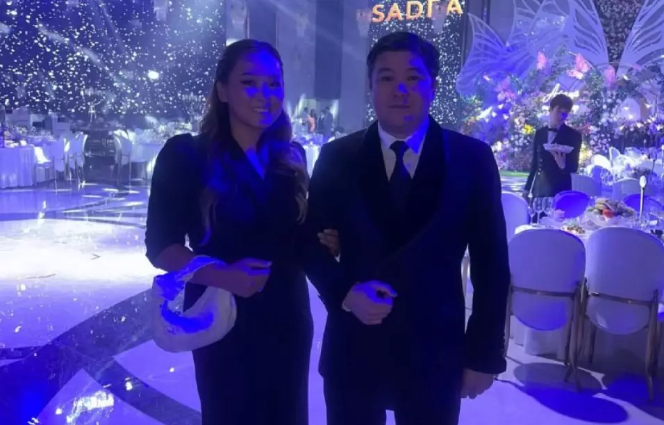 «Жасырмайтын болыпты»: Қабатовтың тоқалы алғаш рет әзілкешпен түскен суретін жүктеді