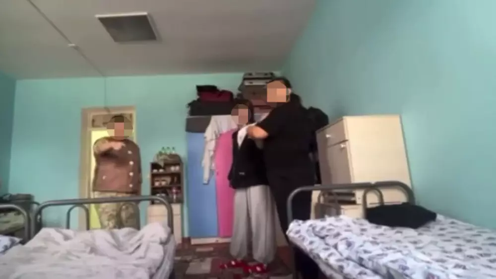 “Дәретхана мен ұлдардың бөлмесін тазалатқан“: Түркістанда студенттер жатақханаға шағымданды