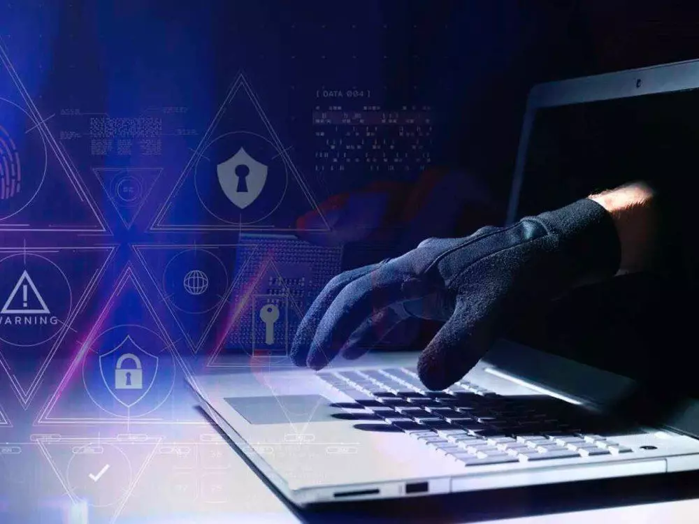 Мошенники представились бывшими коллегами и похитили у женщины все сбережения