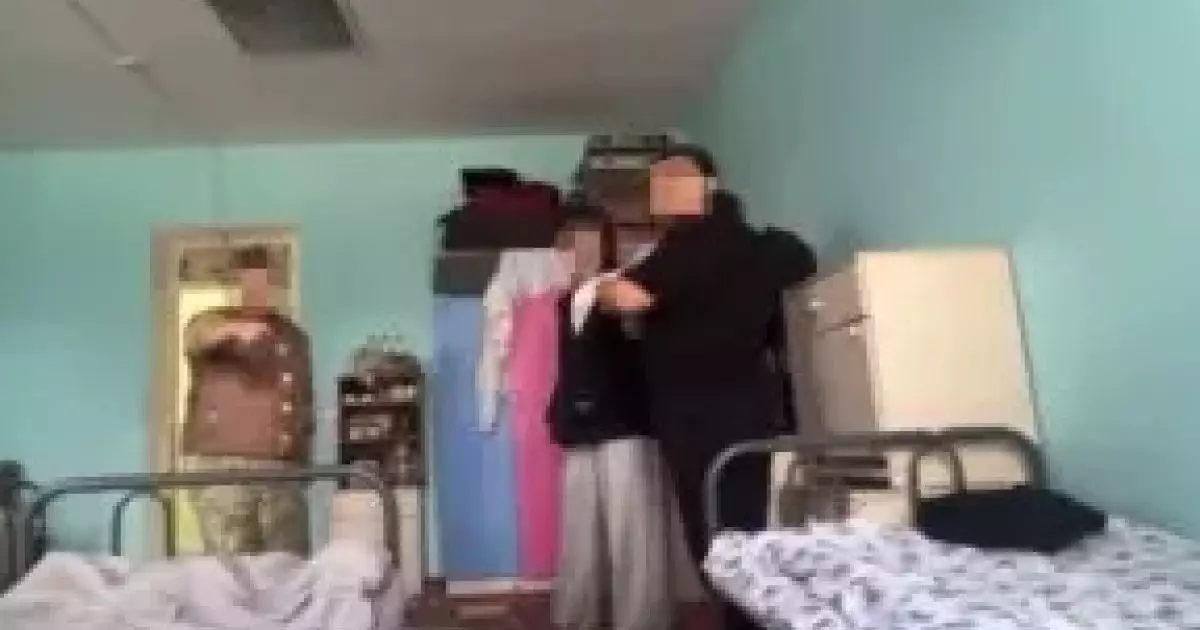  “Дәретхана мен ұлдардың бөлмесін тазалатқан“: Түркістанда студенттер шағым білдірді 