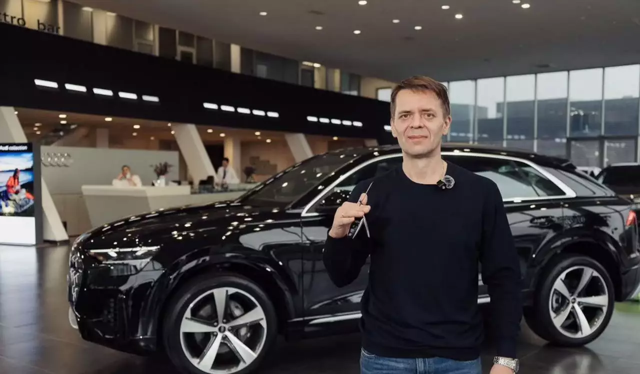 Олимпиада чемпионы Михаилдың әкесіне Audi Q8 автокөлігі сыйға берілді