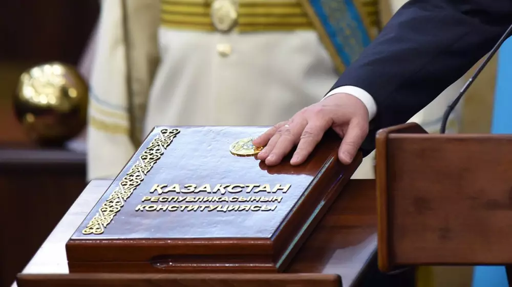 Депутат объяснил норму об указах Президента в новой Конституции