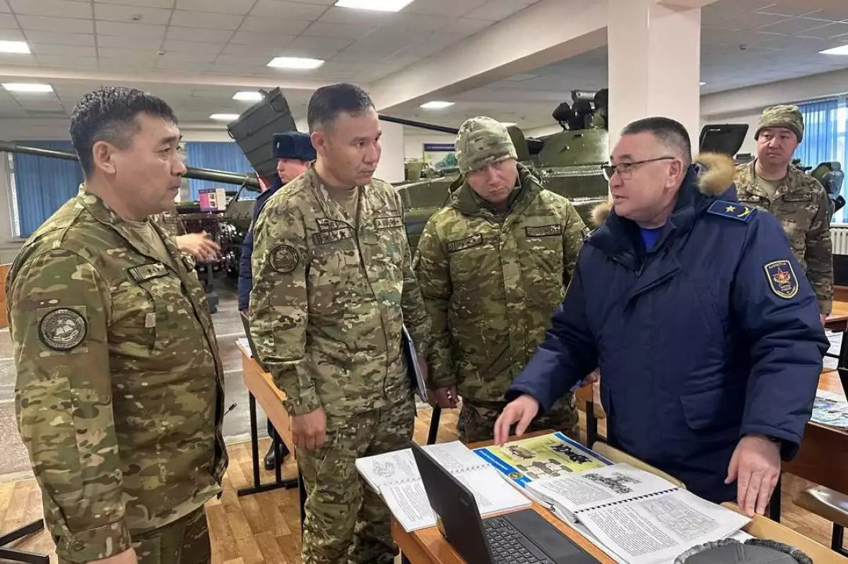 Қорғаныс министрінің орынбасары Алматы гарнизонының әскери нысандарын тексерді