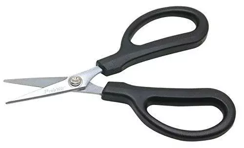 Павлодарда 3 жастағы бүлдіршін көзіне қайшы тығып алды