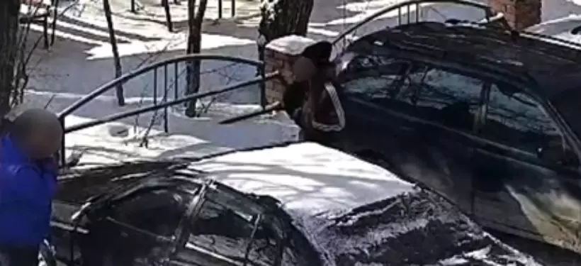 "Курили в общественном месте и выбрасывали окурки" – нарушителей чистоты выявили по камерам в Семее