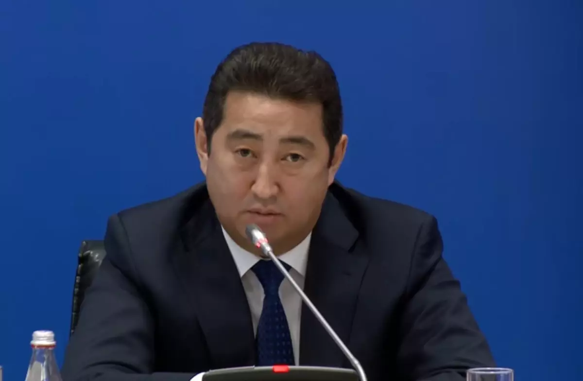 "Білмеймін, кіріспеймін": Министр Сапаров туыстарының мемлекеттен миллиондаған субсидия алуына қатысты сұраққа ашумен жауап берді