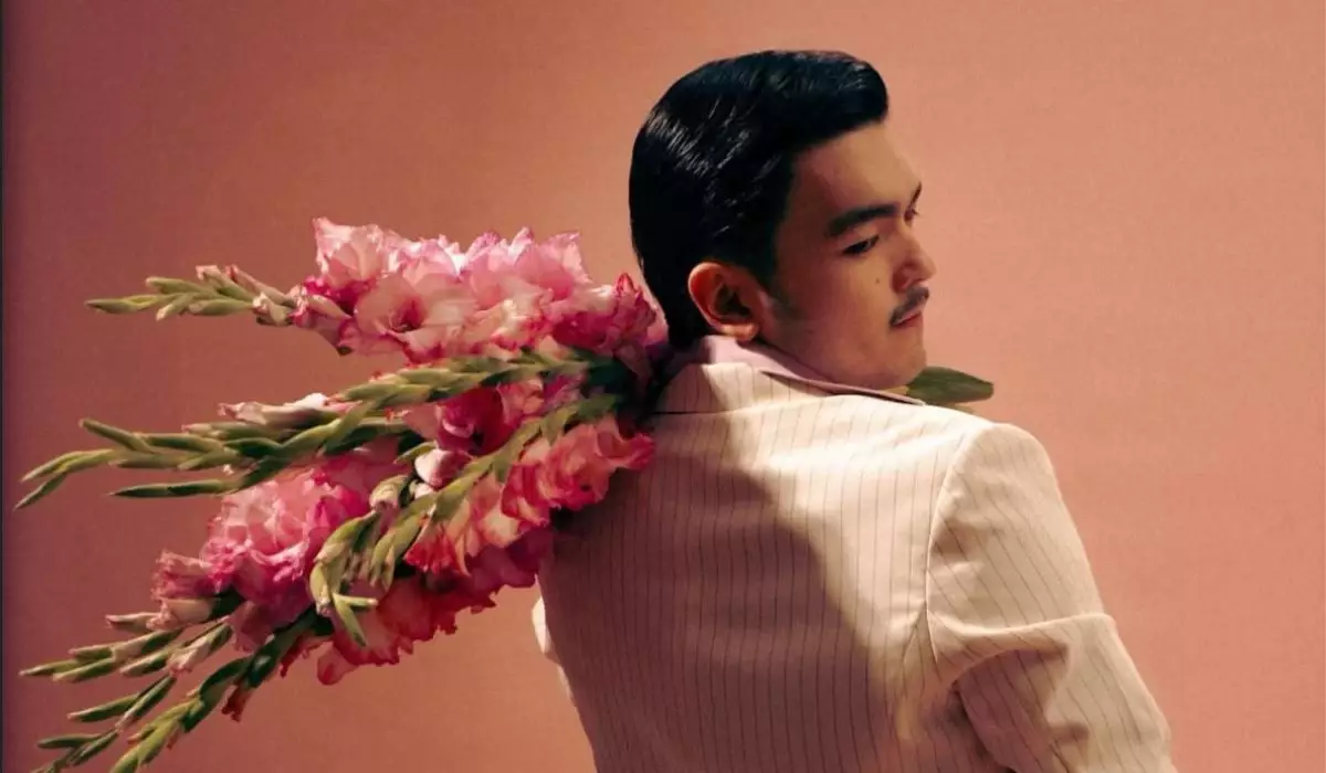 "Әбдірахман Асылбековтің қызы өшіруімді сұрады": Қазақтың халықтық әуеніне ән шығарған әншінің басы дауға қалды