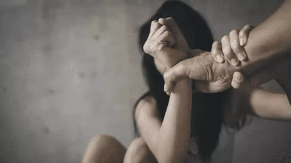 Пожилого мужчину осудили за насилие над 15-летней девочкой