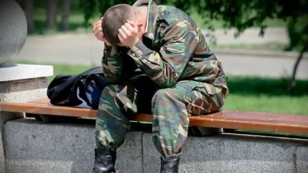 "Командир дамбалын шешіп, бұйырды" деген жігіт әскердегі масқара жағдайды айтты