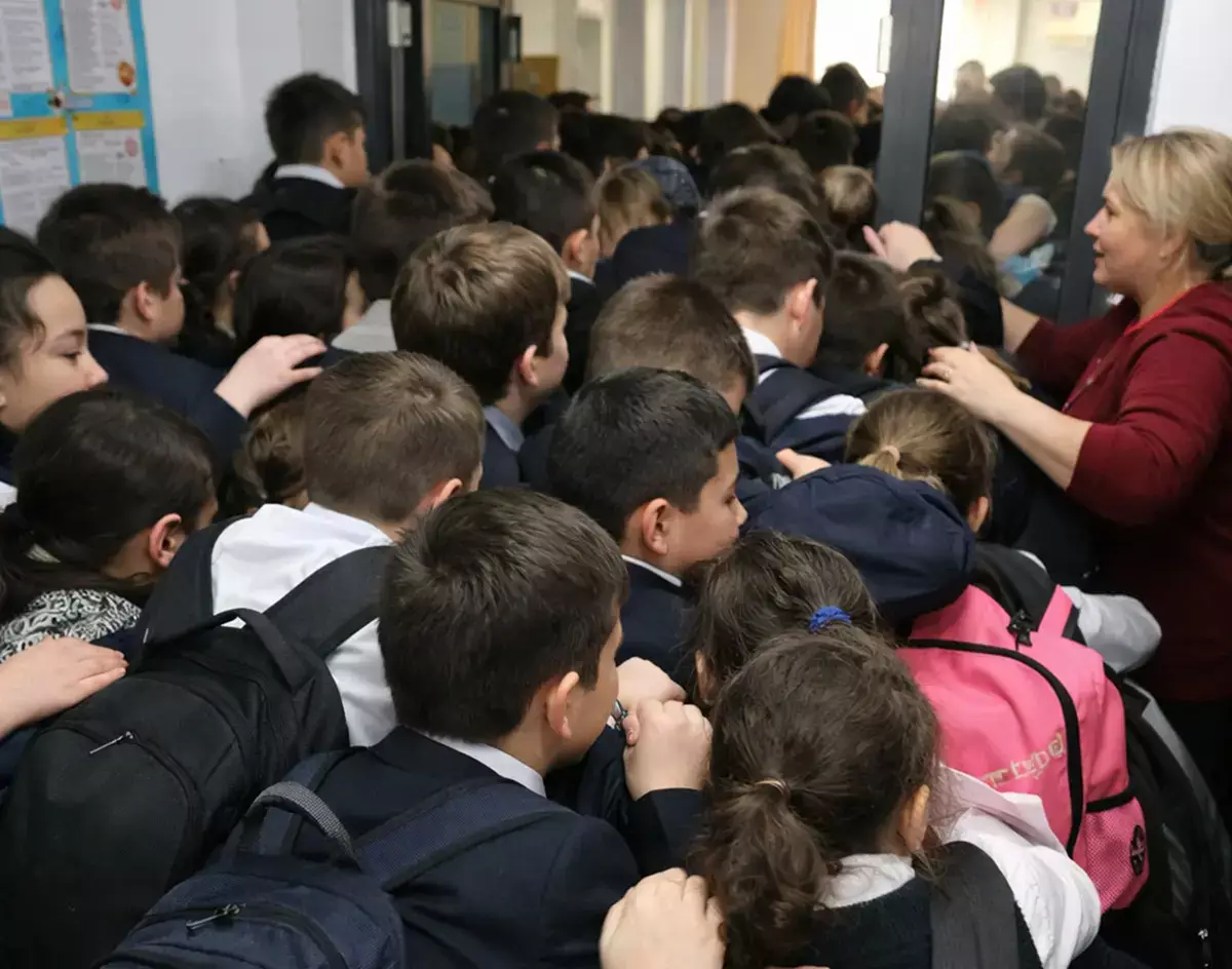 Давка в школе попала на ВИДЕО в Актау - новости на Lada.kz 24.02.2026