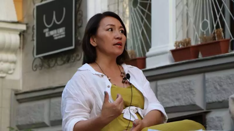 "30 жыл өтті? Не өзгерді? Әлі қорланып отырмын. Бұл елде қазақ тілінде сөйлеу үшін де күресу керек" - ақын Танагөз Толқынқызы 