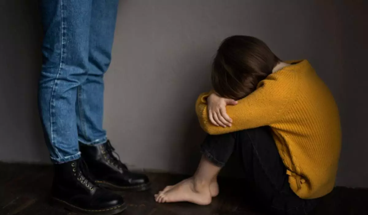 "Ақша ұсынып, қысым жасады": Кәмелетке толмаған қызын шенеунік зорлады деп айыптаған ер адам мәлімдеме жасады