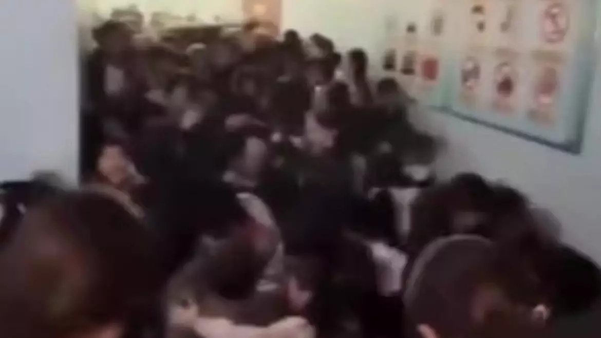 Ақтауда мектеп дәлізінде оқушылар бір-бірін таптап кете жаздады: Оқиға видеоға түсіп қалды