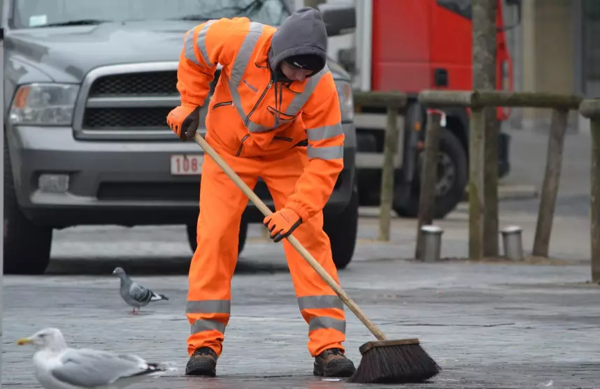 Санкт-Петербургте 7-қабаттан құлаған баланы аула сыпырушы қағып алды
