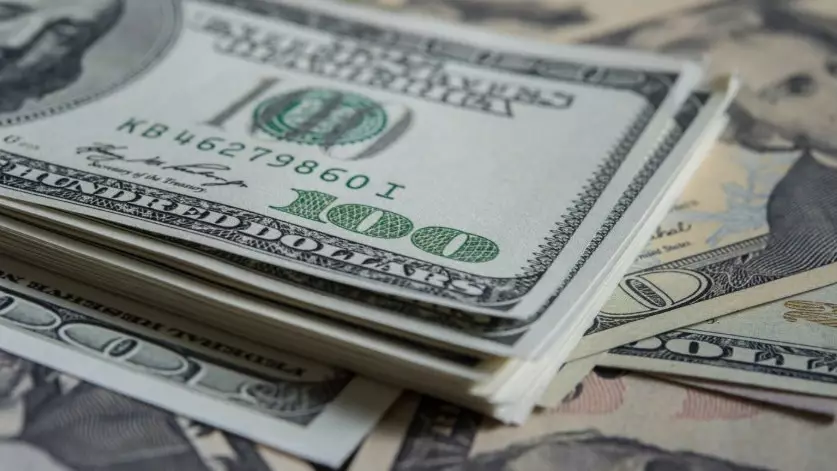 Курс доллара в Казахстане немного снизился по итогам торгов