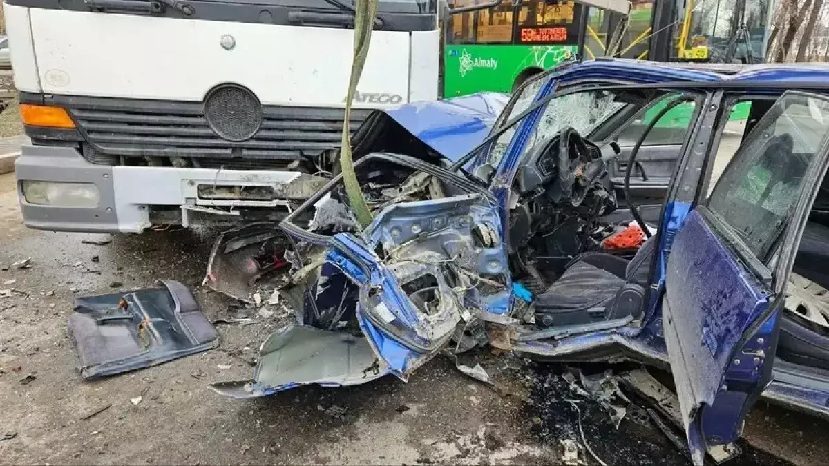Алматыда жеңіл көлік жүк көлігімен соқтығысып, 20 жастағы жігіт жан тапсырды
