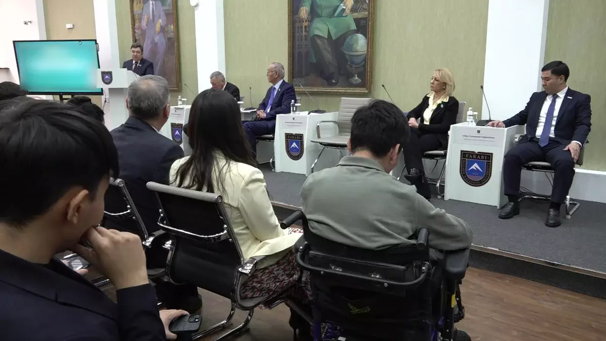 Конституция жобасы: Алматыда сенаторлар жоғары оқу орындарының студенттерімен кездесті