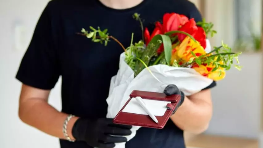 Как мошенники обманывают казахстанцев перед 8 Марта