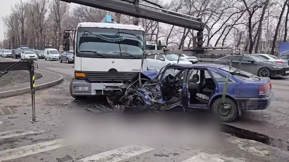 Жантүршігерлік жол апаты: Алматыда 20 жастағы жүргізуші қаза тапты