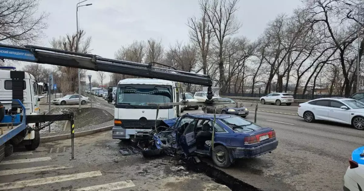   Алматыдағы тасжолда жеңіл көлік пен жүк көлігінің бетпе-бет соқтығысуы салдарынан 2006 жылғы жігіт көз жұмды   