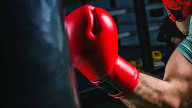 Разгромом завершился бой казахстанца с чемпионом из Узбекистана