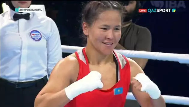 Қазақстандық боксшы кіші ӘЧ-де ринг қожайынын нокдаунға түсірді