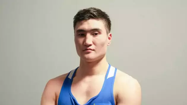 Казахстанец устроил разгром хозяину ринга на малом ЧМ по боксу