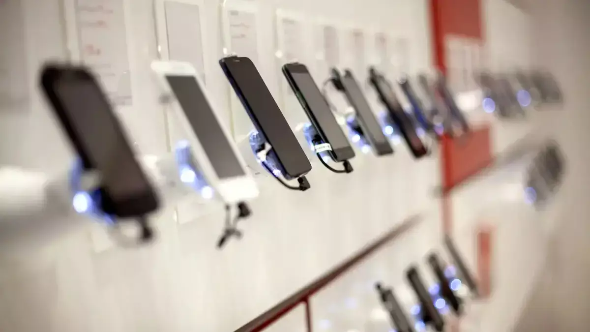 Смартфоны внезапно становятся «кирпичами»: что стоит за массовыми блокировками в Казахстане - новости на Lada.kz 24.02.2026