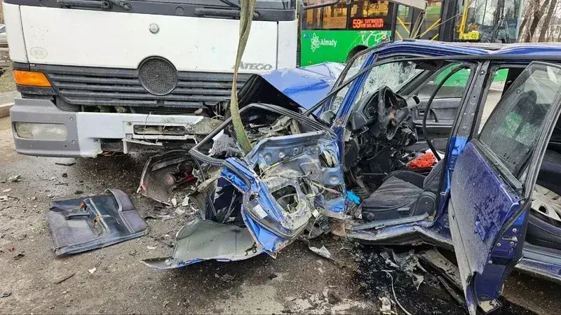 20 жастағы жігіт көз жұмды: Алматыда жүргізуші қасақана жол апатын жасады