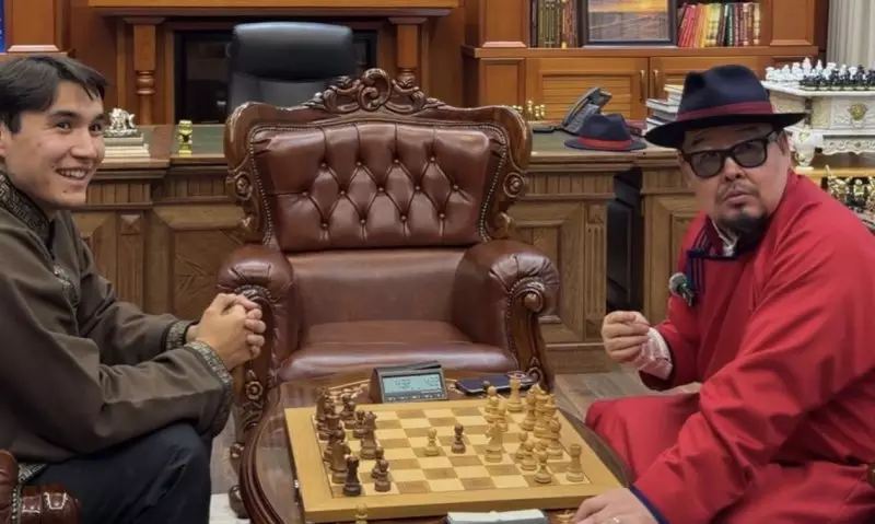 Казах сыграл в шахматы с премьером Монголии