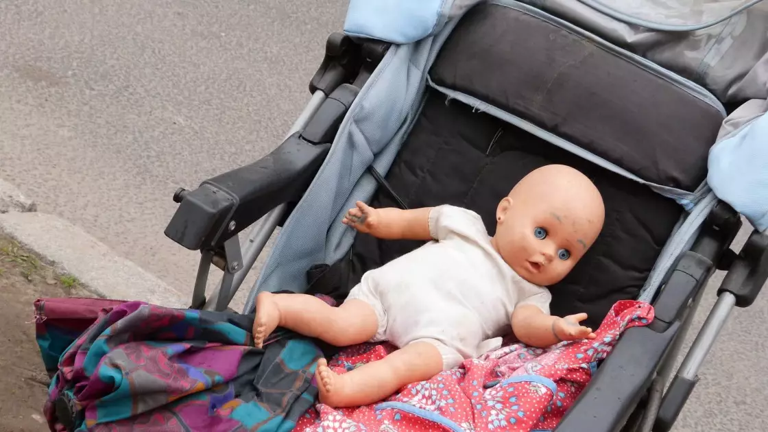 «Қатты ашыққан»: Бесік арбадан табылған сәбидің мүрдесі жұртты шошытты  