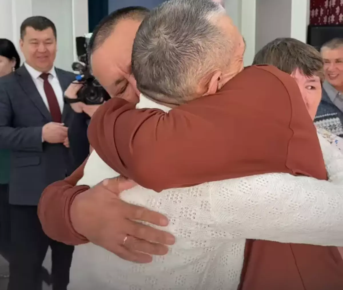 Казахстанец спустя 54 года разлуки нашёл брата в Уральске