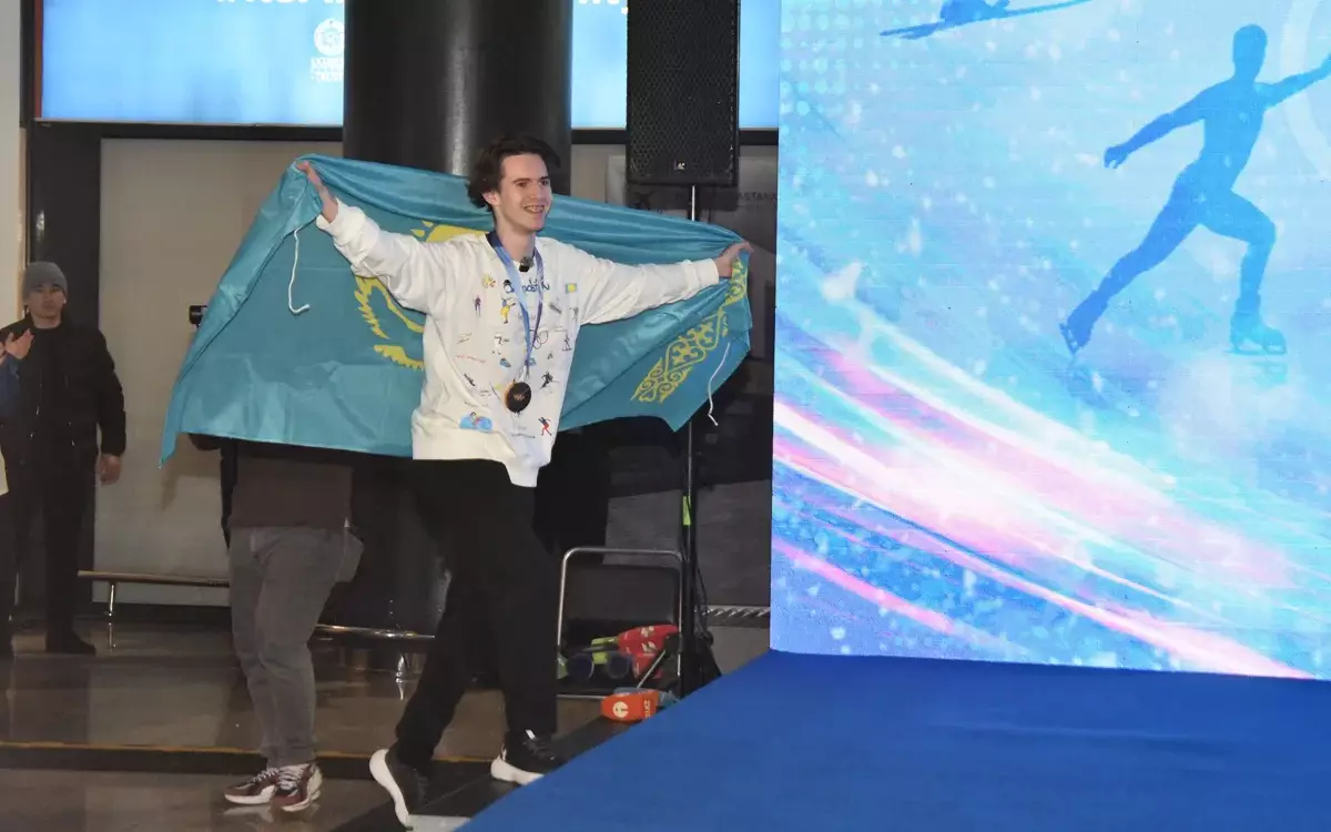 «Чемпион елге оралды»: Михаил Шайдоровты жұртшылық әуежайдан күтіп алды (ВИДЕО)