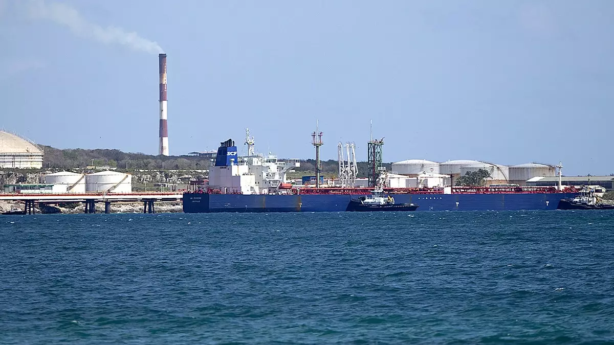 Российский танкер "темного флота", предположительно доставляющий нефть на Кубу, обнаружен у побережья США на фоне запрета Трампа.