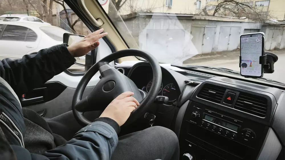 Город контрастов: один рабочий день алматинского курьера