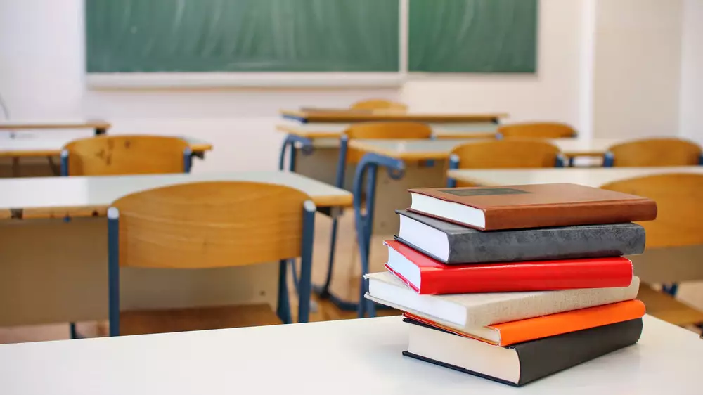 Дистанционный формат вводят для школьников ещё в двух городах Казахстана