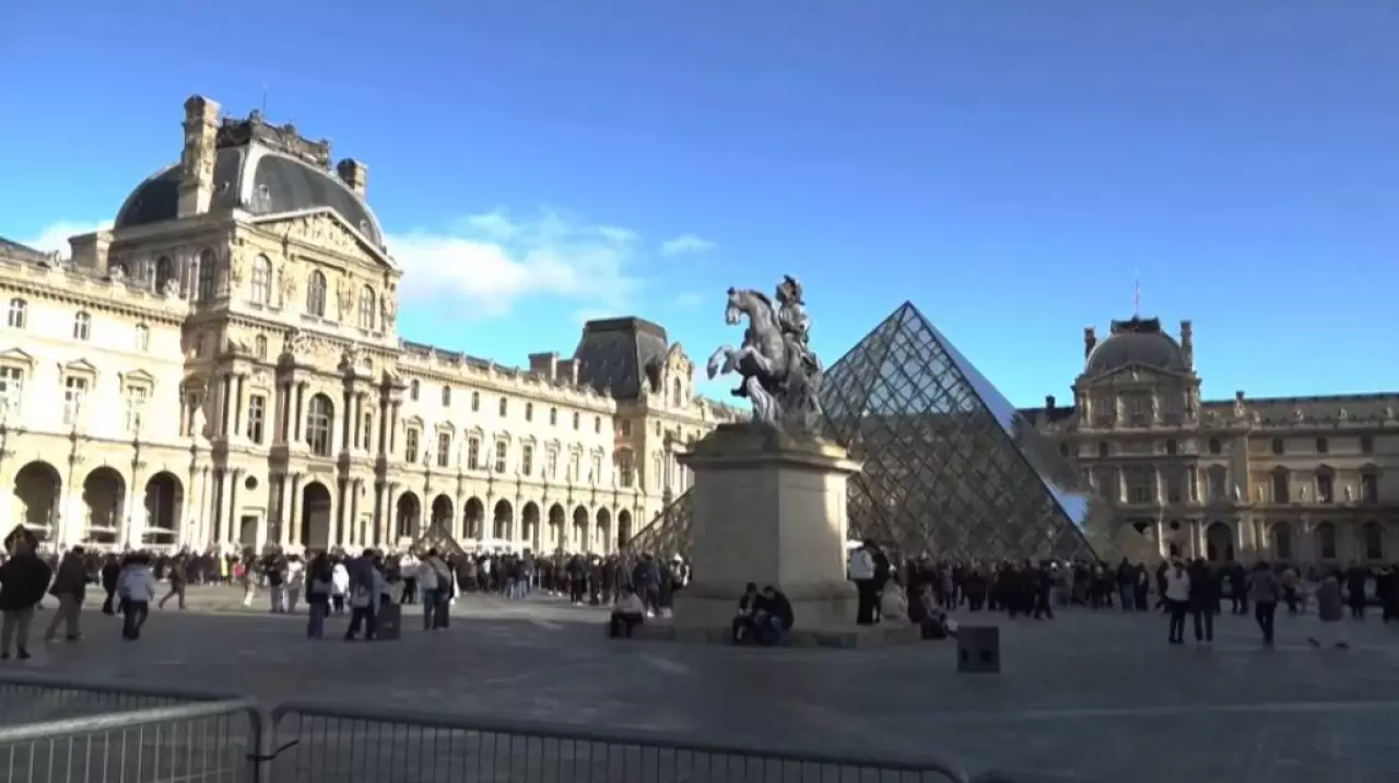 Директор Лувра ушла в отставку