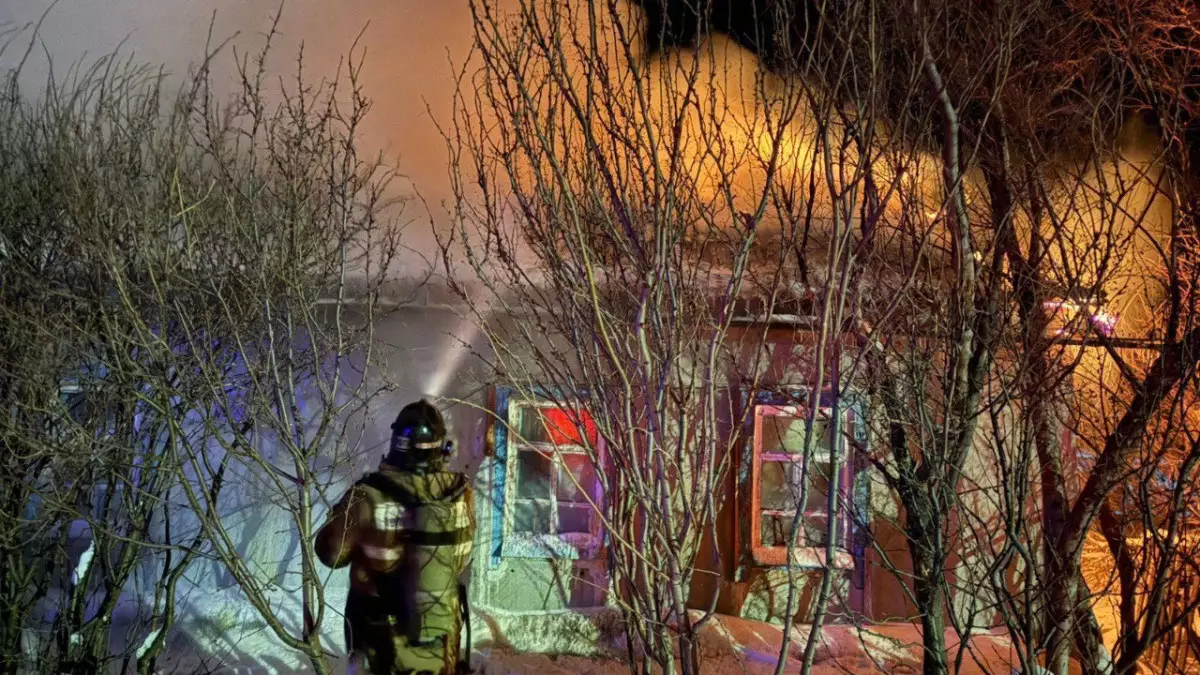 Спасатели предотвратили угрозу взрыва газбаллонов при пожаре в доме