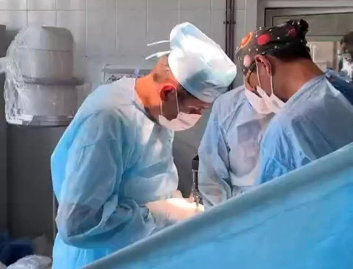 Алматы Орталық қалалық клиникалық ауруханасының дәрігерлері жол-көлік апатына ұшыраған науқасты аяғынан тұрғызды