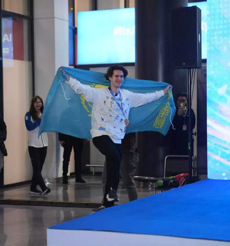 Тарихи жеңіс: Головкин Олимпиада чемпионы Шайдоровты Астанада қарсы алды