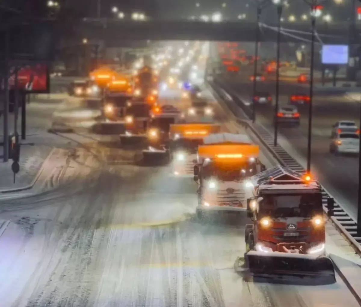 Алматыда қар тоқтаусыз жауып жатыр: коммуналдық қызмет күшейтілген режимде жұмыс істеуге көшті