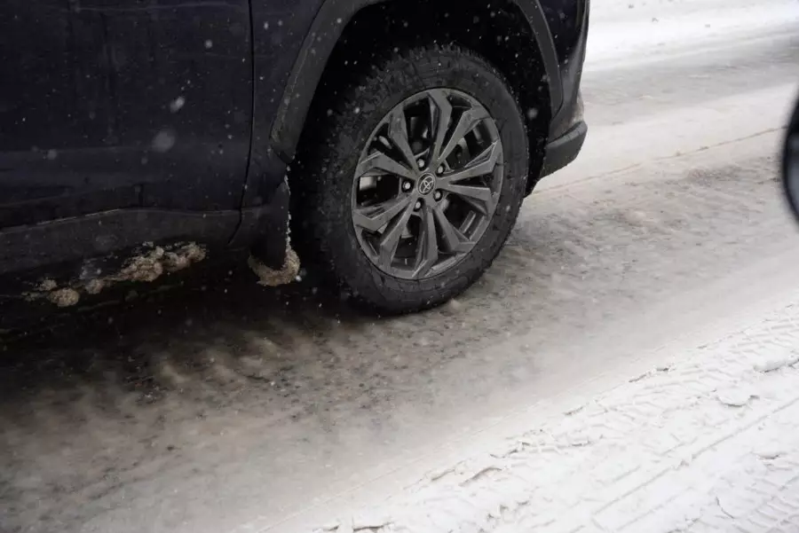 Алматыда толассыз қар жауып жатыр