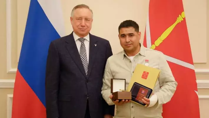 Губернатор Санкт-Петербурга наградил узбекистанца, спасшего ребенка