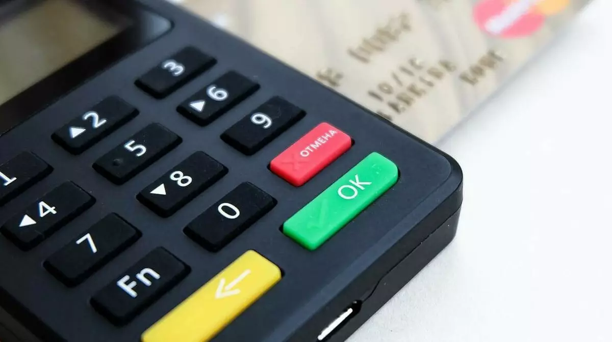 Безналичные операции в Казахстане достигли 85%, но теневая экономика не исчезла