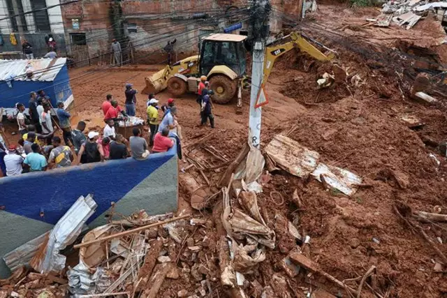 Қатты жауын-шашынның кесірінен 30 адам қайтыс болды