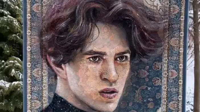 Қазақ суретшісі кілемге Михаил Шайдоровтың суретін салды