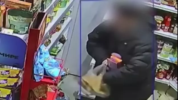 Астанада ер адам дүкендегі шоколадтарды шалбарына тығып әкетпек болды