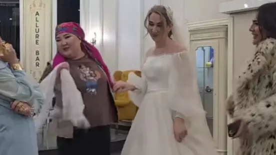 Трансгендер Амилай ақ көйлек киіп, тұрмысқа шықты?